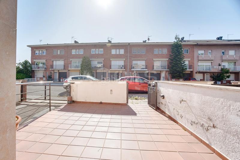 Foto 8a26bfff-5b00-48b0-b780-ce02ea9cc8b5. Casa adossada amb xemeneia calefacció aparcament a Granollers
