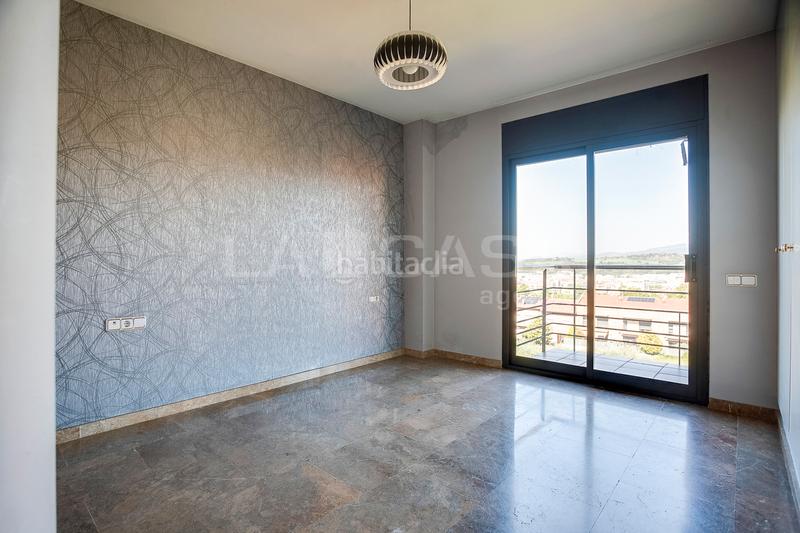 Foto a37e95ec-0584-4716-b922-52894a0d80f3. Casa adossada amb xemeneia calefacció aparcament a Granollers