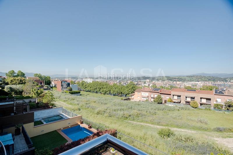 Foto a3fe7467-cbc2-4113-9103-d7e6787699b4. Casa adossada amb xemeneia calefacció aparcament a Granollers