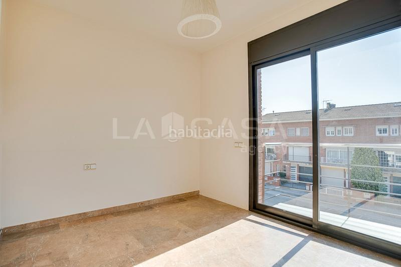 Foto bc3f0865-6661-4ec2-a1c2-6c34f51e8f94. Casa adossada amb xemeneia calefacció aparcament a Granollers
