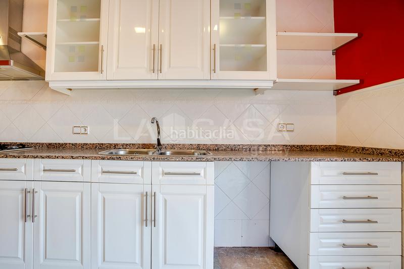 Foto c771b114-e1b0-4631-a60a-0675ec4a5605. Casa adossada amb xemeneia calefacció aparcament a Granollers