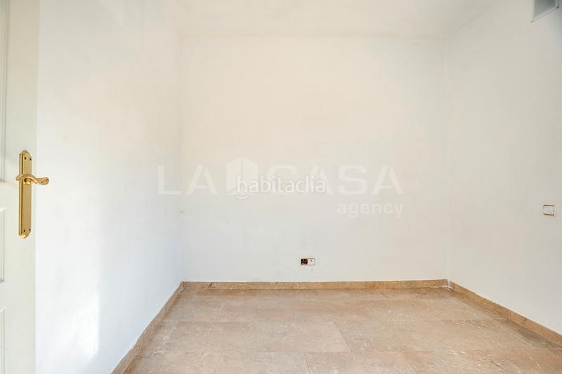 Foto e0cef1b8-98a9-4771-ad91-6e3e28239e76. Casa adossada amb xemeneia calefacció aparcament a Granollers