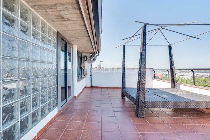 Foto e601a03b-eef0-4a11-87d3-ed8ae03626f9. Casa adossada amb xemeneia calefacció aparcament a Granollers