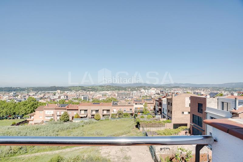 Foto f68d44e3-b948-4c68-8e09-62d9fe6cb0e5. Casa adossada amb xemeneia calefacció aparcament a Granollers