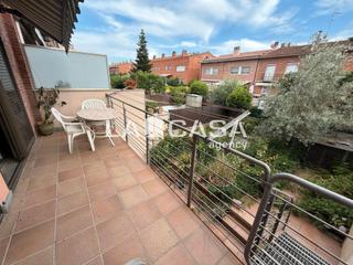 Casa adossada a Can bassa. Con 60m² de jardín