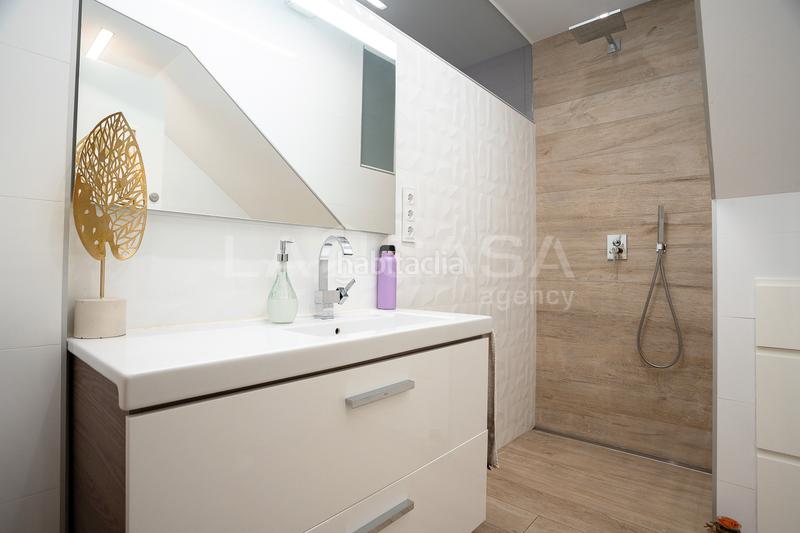 Foto 268c0595-6d76-45ce-a1f4-fe0bb7a2a5a1. Casa aparellada amb calefacció a Lledoner Granollers