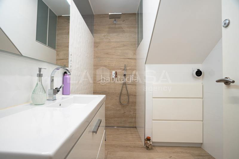 Foto d45bd34f-ab0b-4389-bab4-725dcb9f7ab3. Casa aparellada amb calefacció a Lledoner Granollers