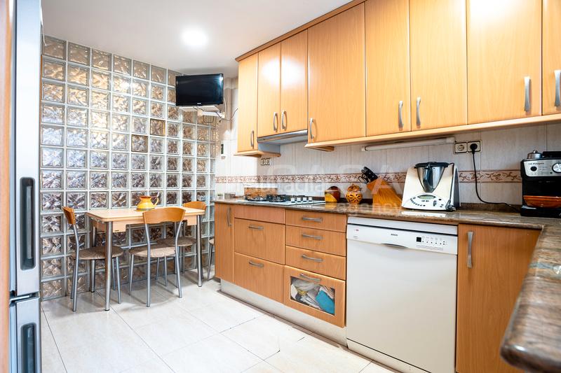 Foto f2800837-f99d-4c9d-9656-2dc705e7ba78. Casa aparellada amb calefacció a Lledoner Granollers