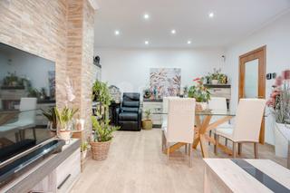 Planta baixa a Canovelles. Seminuevo con parking