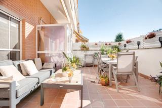 Planta baixa a Canovelles. Seminuevo con parking