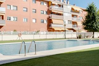 Rez-de-chaussée à Canovelles. Seminuevo con parking