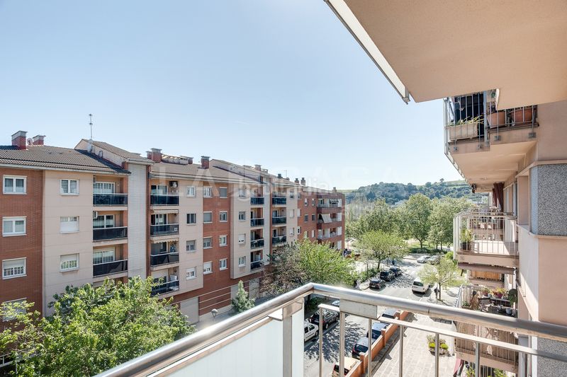 Foto 0631a5b6-c952-4fde-9314-a893aa23ec83. Pis amb xemeneia calefacció aparcament a Instituts Granollers