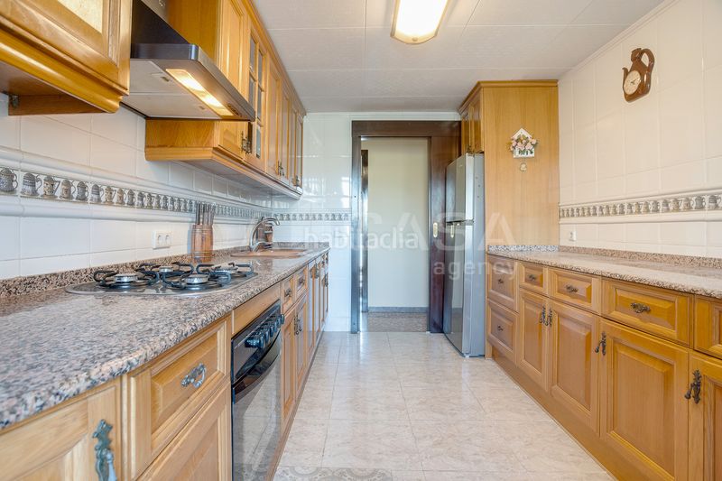 Foto 0a3abba4-f5ab-461a-ba60-9ca5a98138b8. Pis amb xemeneia calefacció aparcament a Instituts Granollers