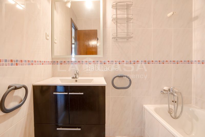 Foto 15519d71-d1b9-4d39-acb8-6966755d0939. Pis amb xemeneia calefacció aparcament a Instituts Granollers