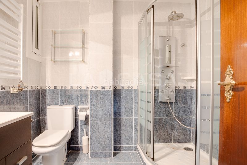 Foto 15f79893-00d3-462a-b107-9398a446cd5a. Pis amb xemeneia calefacció aparcament a Instituts Granollers