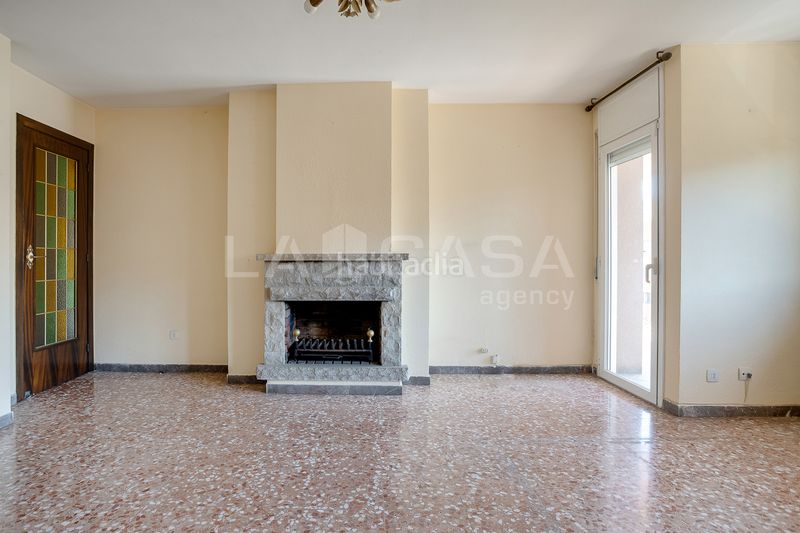 Foto 20fc7240-912f-420c-be7f-21000991ae31. Pis amb xemeneia calefacció aparcament a Instituts Granollers