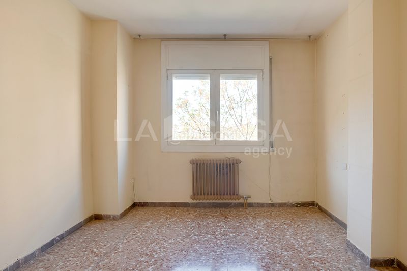 Foto 25b2af2f-d72f-4897-9d4c-331860aa2517. Pis amb xemeneia calefacció aparcament a Instituts Granollers