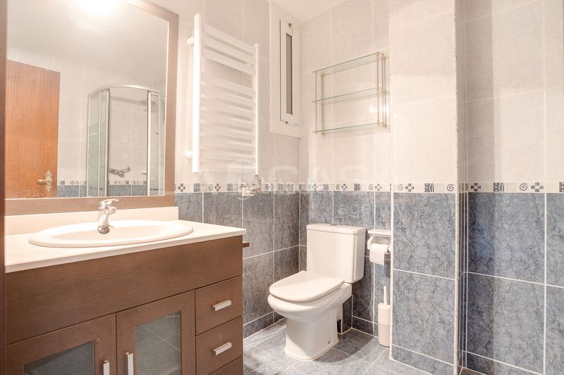 Foto 2d102d67-83b2-47b7-a32d-7abf80818400. Pis amb xemeneia calefacció aparcament a Instituts Granollers