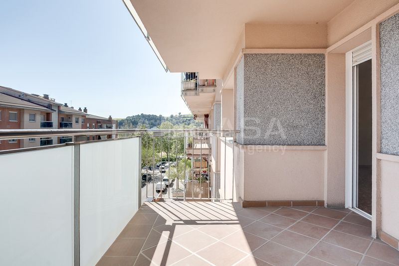 Foto 30ef0c77-40d7-497c-9bf5-8b089828c5e9. Pis amb xemeneia calefacció aparcament a Instituts Granollers