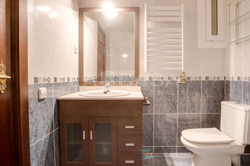 Foto 33f80e46-d996-4e0a-9b48-395f5038cdd0. Pis amb xemeneia calefacció aparcament a Instituts Granollers