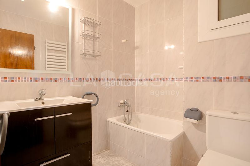 Foto 6f154d3b-74cd-4378-8799-ceeb07c03e12. Pis amb xemeneia calefacció aparcament a Instituts Granollers