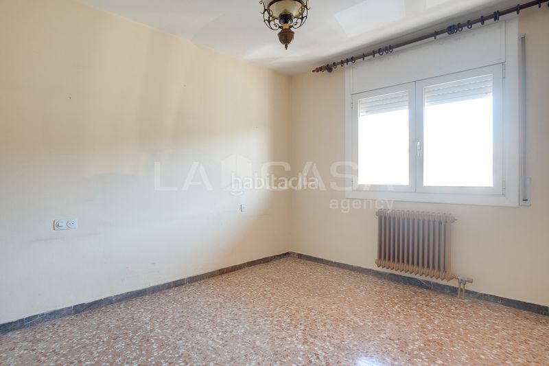 Foto 7410071e-9507-4d9e-bb37-18a6339547ec. Pis amb xemeneia calefacció aparcament a Instituts Granollers