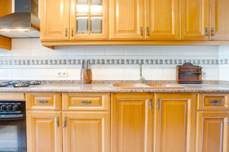 Foto 7f8006f7-969b-439c-a1c2-b0ba5a241c45. Pis amb xemeneia calefacció aparcament a Instituts Granollers