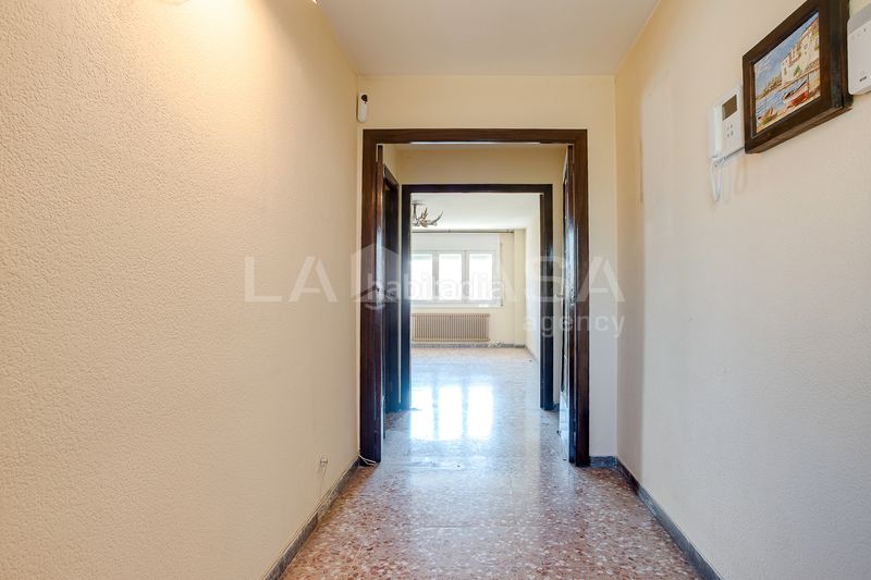 Foto 91372183-3203-4c09-b67f-98048f93352f. Pis amb xemeneia calefacció aparcament a Instituts Granollers