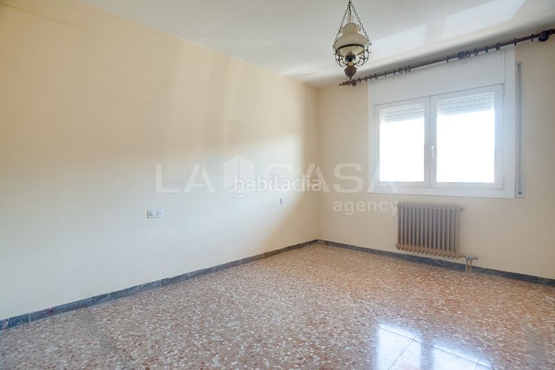 Foto 95960c7c-db5c-4b10-a637-0c9062e7b10b. Pis amb xemeneia calefacció aparcament a Instituts Granollers