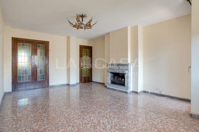 Foto 9e5fd7ce-da73-4298-b054-cd114a139238. Pis amb xemeneia calefacció aparcament a Instituts Granollers