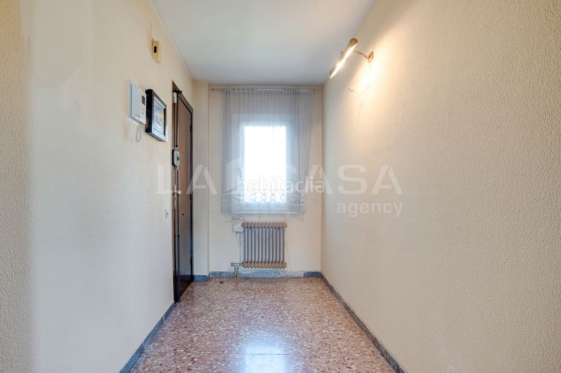 Foto a21fd97c-7290-4a1b-9ac2-b3b29d35b5df. Pis amb xemeneia calefacció aparcament a Instituts Granollers