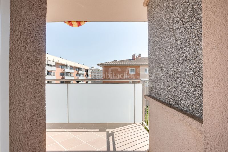 Foto a24c1f58-c546-43b6-9b14-4f1c4ef33ee0. Pis amb xemeneia calefacció aparcament a Instituts Granollers