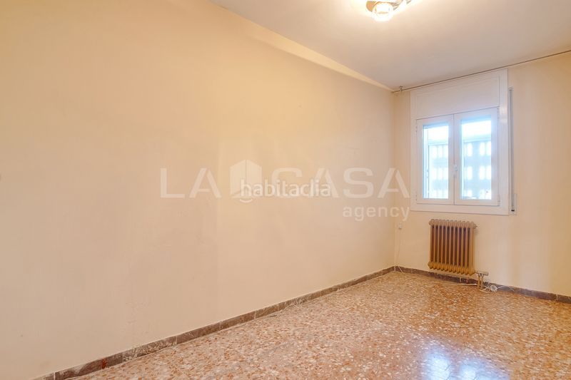 Foto afb45d1b-51bc-45a4-bcd2-3bfc935616b6. Pis amb xemeneia calefacció aparcament a Instituts Granollers