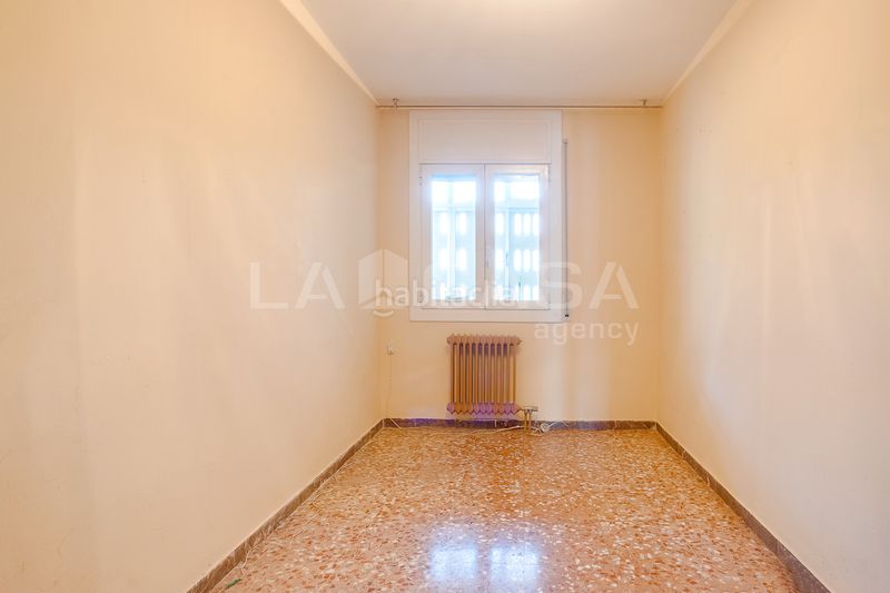 Foto b17e82b7-e9fb-42e4-865c-55c56134e14a. Pis amb xemeneia calefacció aparcament a Instituts Granollers