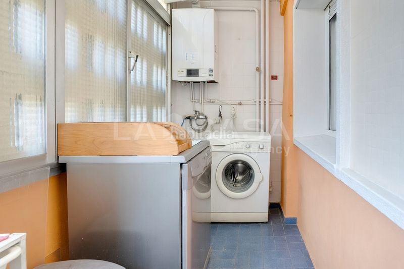 Foto b502f735-e50e-45b6-a616-d36372f11751. Pis amb xemeneia calefacció aparcament a Instituts Granollers