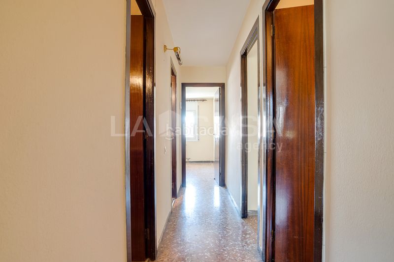 Foto b6817b34-dd6b-4108-bf3a-7420c72cc3bf. Pis amb xemeneia calefacció aparcament a Instituts Granollers