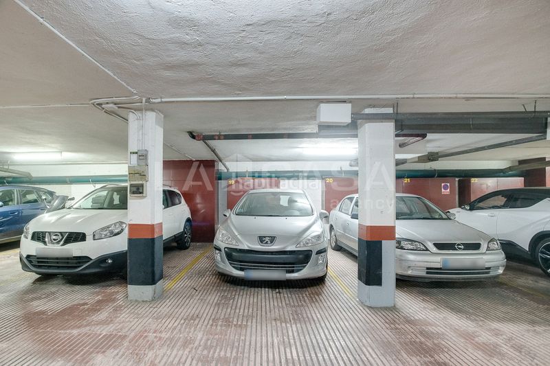 Foto b8bdaae9-d25e-4ca8-8d20-7a0932f87979. Pis amb xemeneia calefacció aparcament a Instituts Granollers