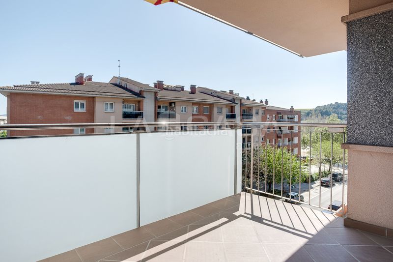 Foto b9627c60-2e2a-462a-8c41-e1419f756c51. Pis amb xemeneia calefacció aparcament a Instituts Granollers