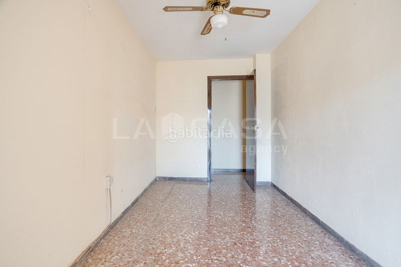 Foto bc66963d-c317-47ce-9028-60706fe8d2a0. Pis amb xemeneia calefacció aparcament a Instituts Granollers