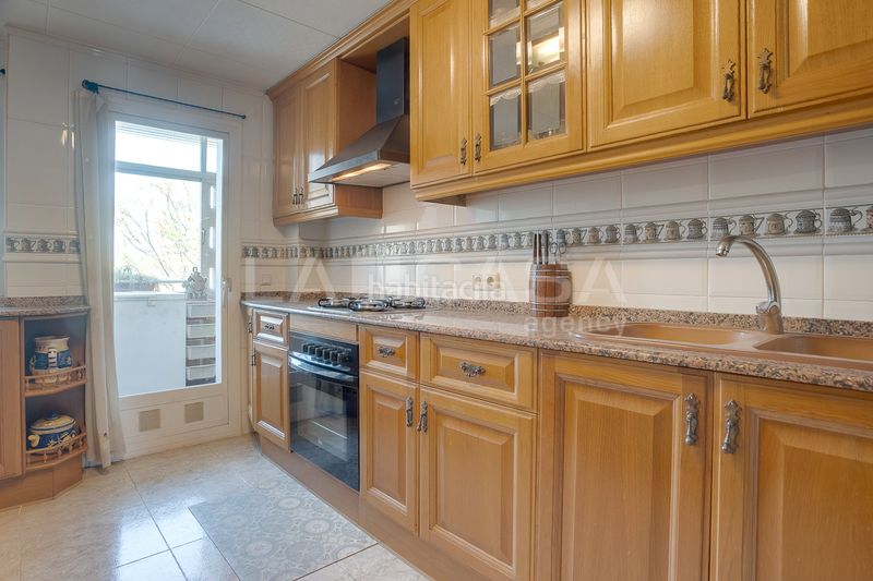 Foto c26daead-d77b-4835-b821-8e2d46092e5a. Pis amb xemeneia calefacció aparcament a Instituts Granollers