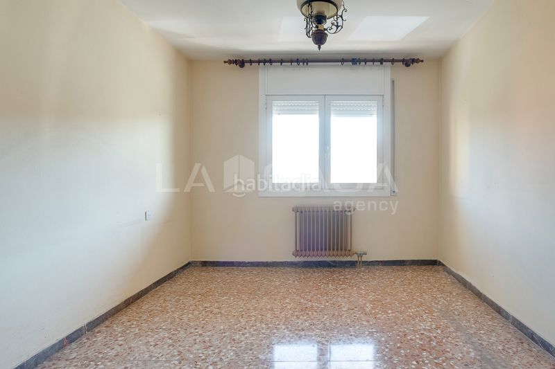 Foto d63e3a2b-8121-4147-9b3e-d7f197332201. Pis amb xemeneia calefacció aparcament a Instituts Granollers