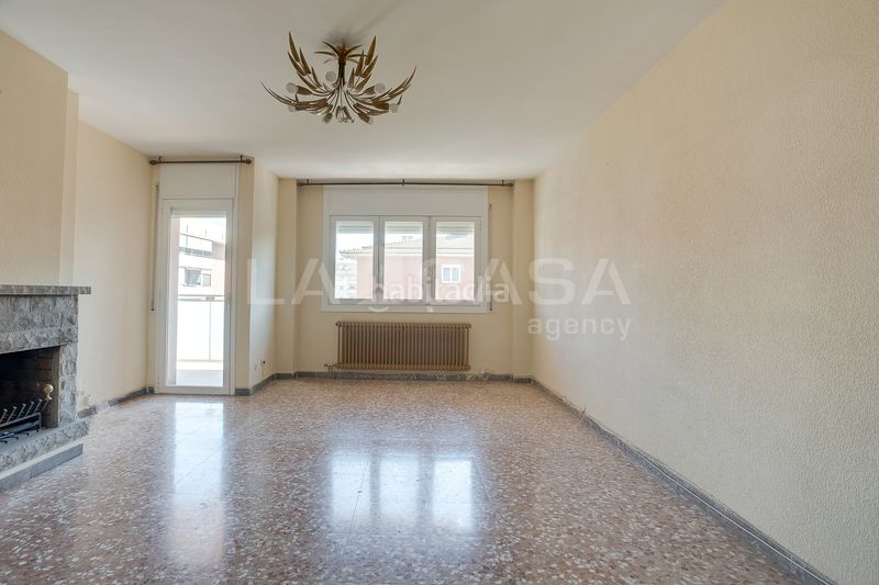 Foto de8d0285-6f41-4230-a76e-e551acbedcde. Pis amb xemeneia calefacció aparcament a Instituts Granollers