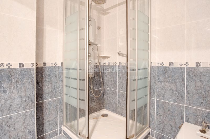 Foto e09c4dca-447f-4546-ad1d-1b482756d8df. Pis amb xemeneia calefacció aparcament a Instituts Granollers