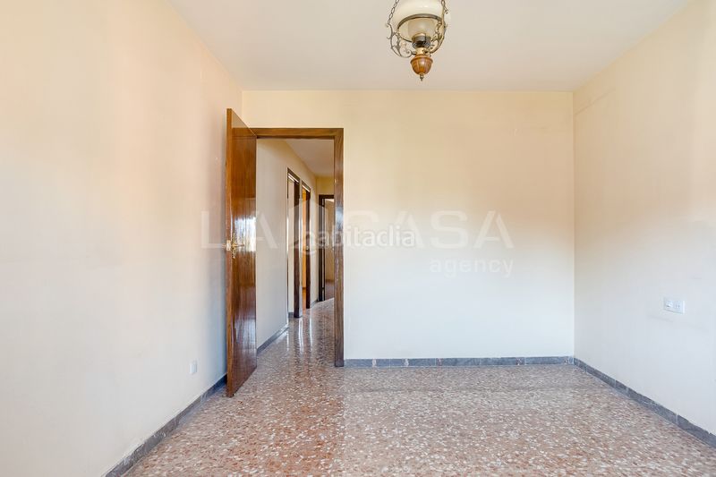 Foto e1b1c475-917c-4fb3-9a25-c324664bcf33. Pis amb xemeneia calefacció aparcament a Instituts Granollers