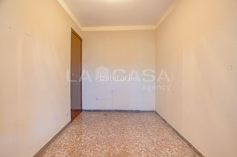 Foto e47099e8-be8a-4907-af40-5bf24f2f2cf9. Pis amb xemeneia calefacció aparcament a Instituts Granollers