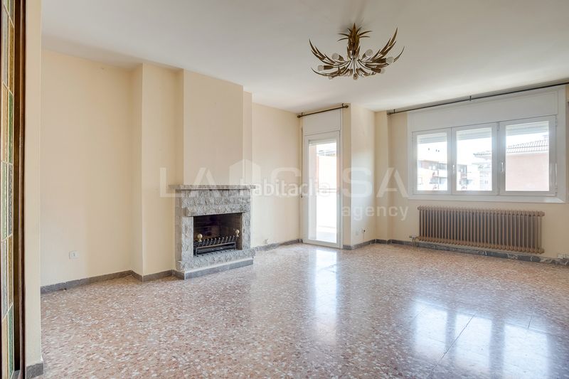 Foto e7db7de4-28ff-46ed-a3d5-4809df5ec70c. Pis amb xemeneia calefacció aparcament a Instituts Granollers