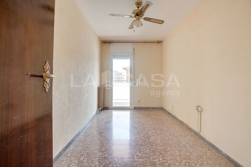 Foto f05a4e11-a387-494b-95d2-96b4af4779d8. Pis amb xemeneia calefacció aparcament a Instituts Granollers