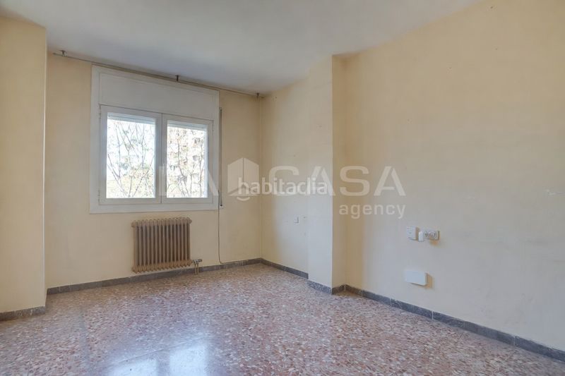 Foto f90d2df3-76ba-4d58-b61f-d642371329cb. Pis amb xemeneia calefacció aparcament a Instituts Granollers