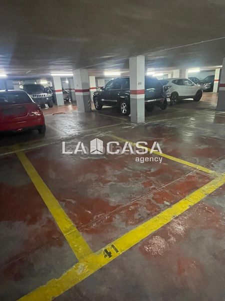 Foto af2a7df9-de8f-4137-a2b0-d65ff0ebe8ab. Aparcament cotxe a Instituts Granollers