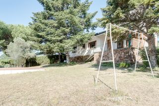 Casa  Carrer torres i bages. Casa independiente de una sola planta con amplia parcela en llin